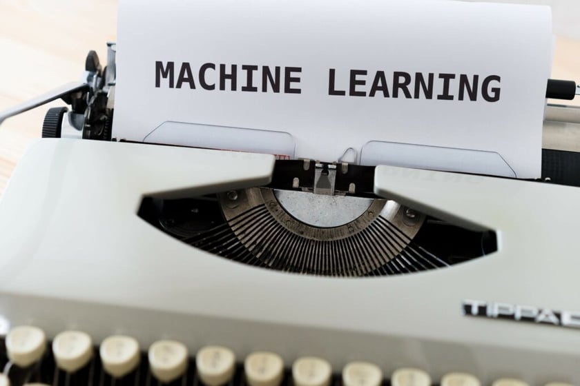 A typewriter machine that says "MACHINE LEARNING", which is used in translation